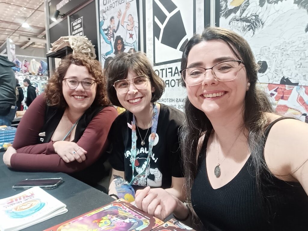 Foto de tres autoras en el stand de Grafito: Elva Lombardía, Paula Cheshire y yo misma