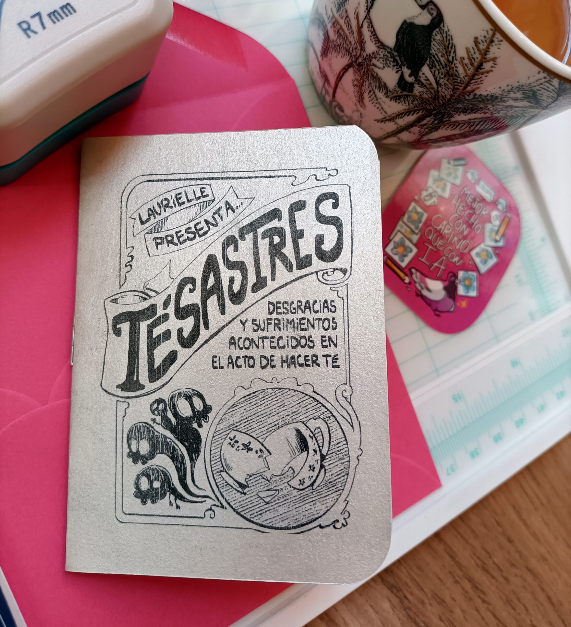 Foto de un fanzine impreso en papel nacarado (que no será el definitivo) con el título Tésastres