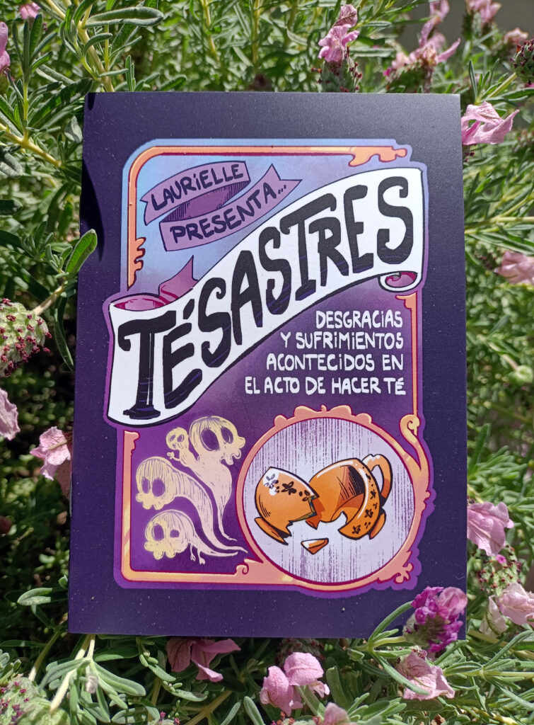 Foto de un ejemplar de Tésastres sobre una planta de lavanda. Tiene el subtítulo 'desgracias y sufrimientos acontecidos en el acto de hacer té'